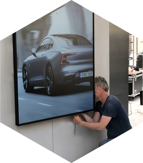Mounting of a screen
